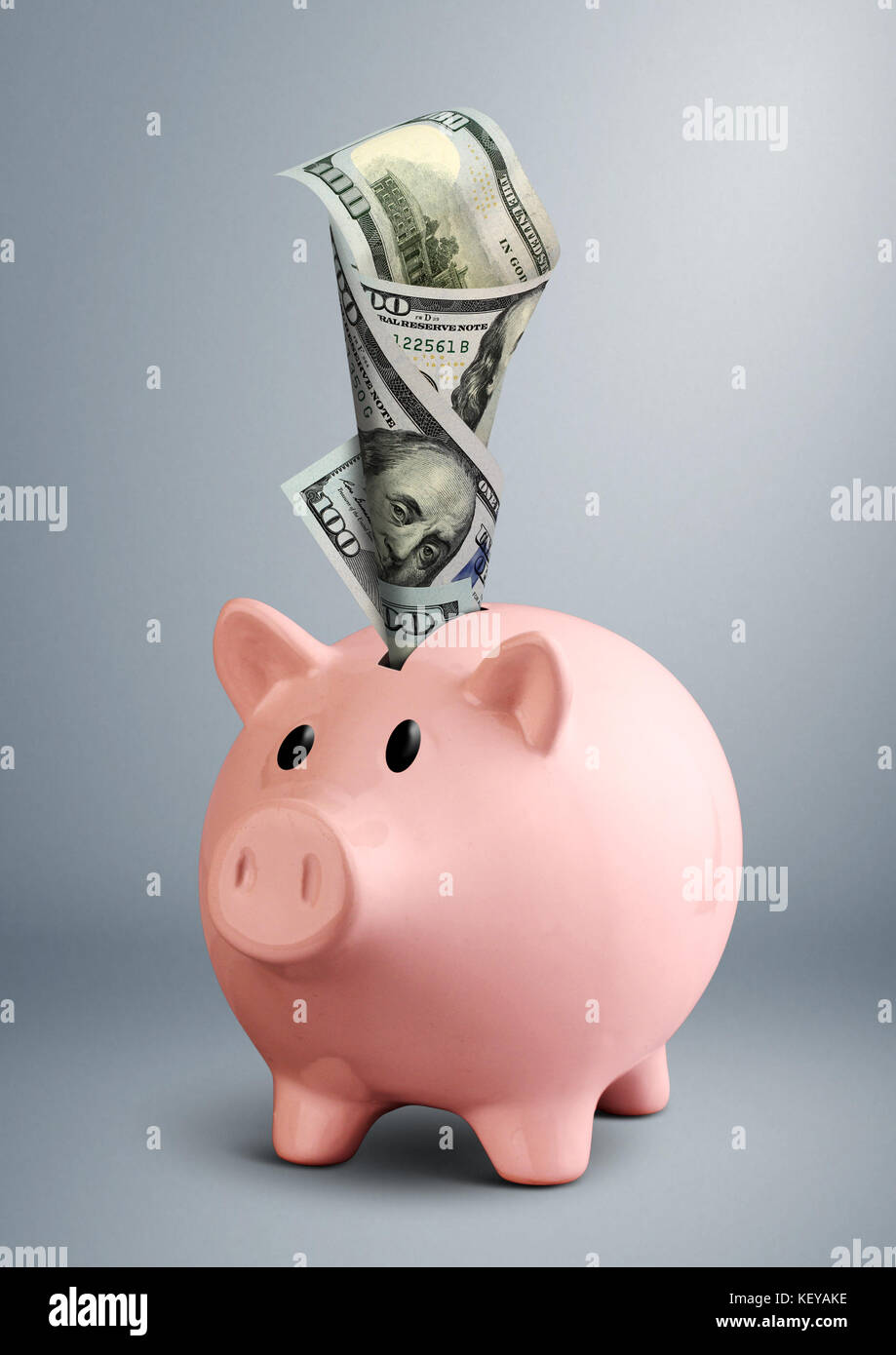 Sparschwein mit Dollar auf Grau Stockfoto