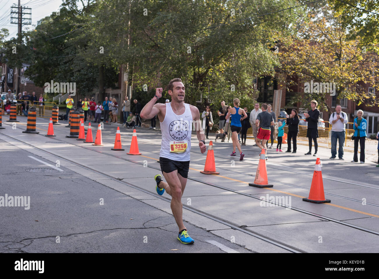 Toronto, Ontario/Kanada - 22.Oktober 2017: marathonläufer Daniel das Bestehen der 33 km turnaround Point an der Scotiabank Toronto waterfront Marathon 2017. Stockfoto