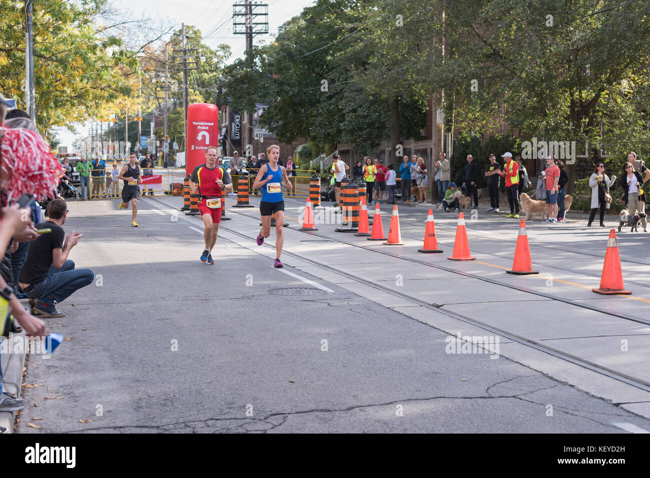 Toronto, Ontario/Kanada - 22.Oktober 2017: marathon Läufer über die 33 km turnaround Point an der Scotiabank Toronto waterfront Marathon 2017. Stockfoto