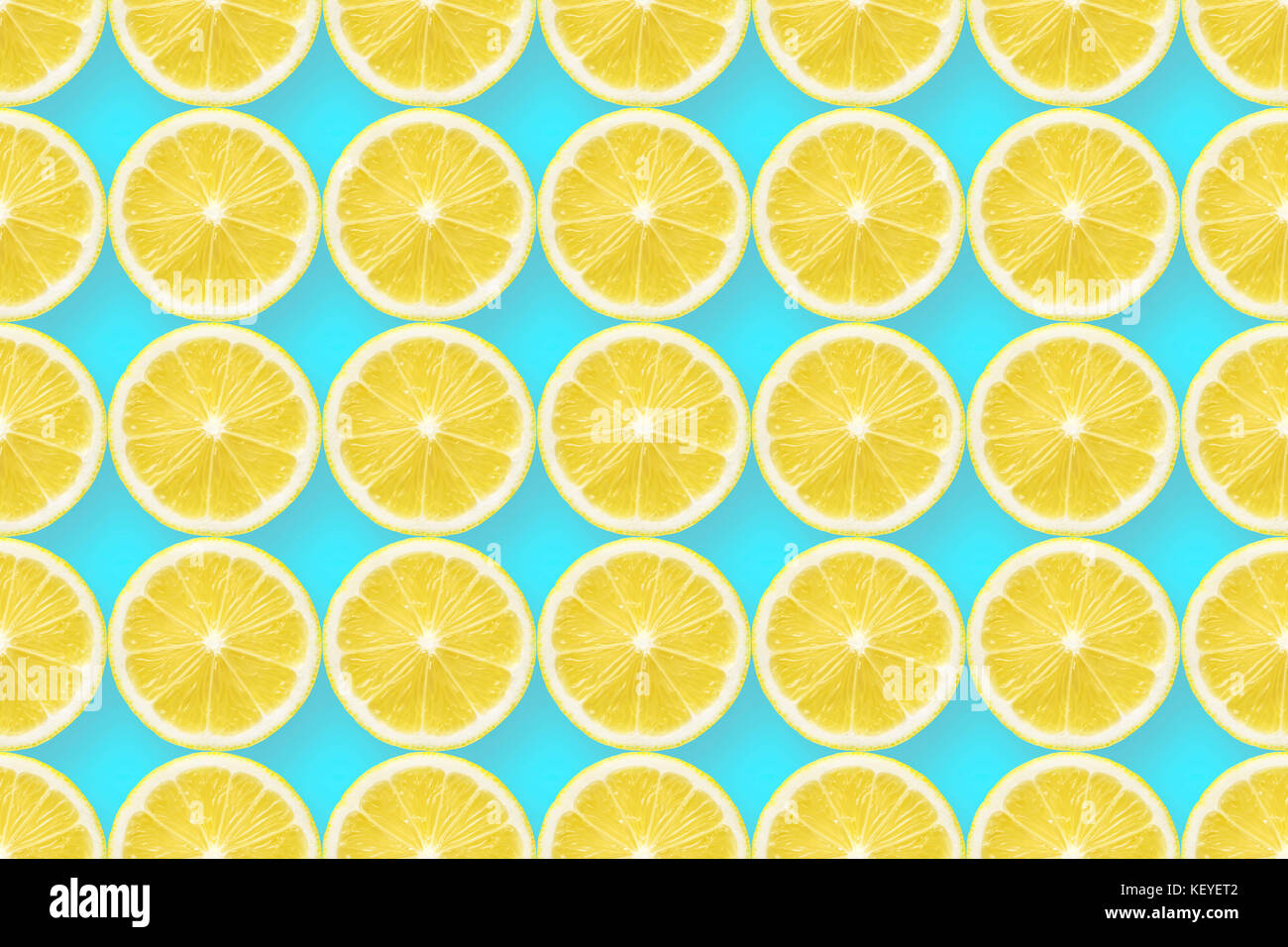 Viele Zitronenscheiben regelmäßige nahtlose Muster auf blauem Hintergrund Stockfoto