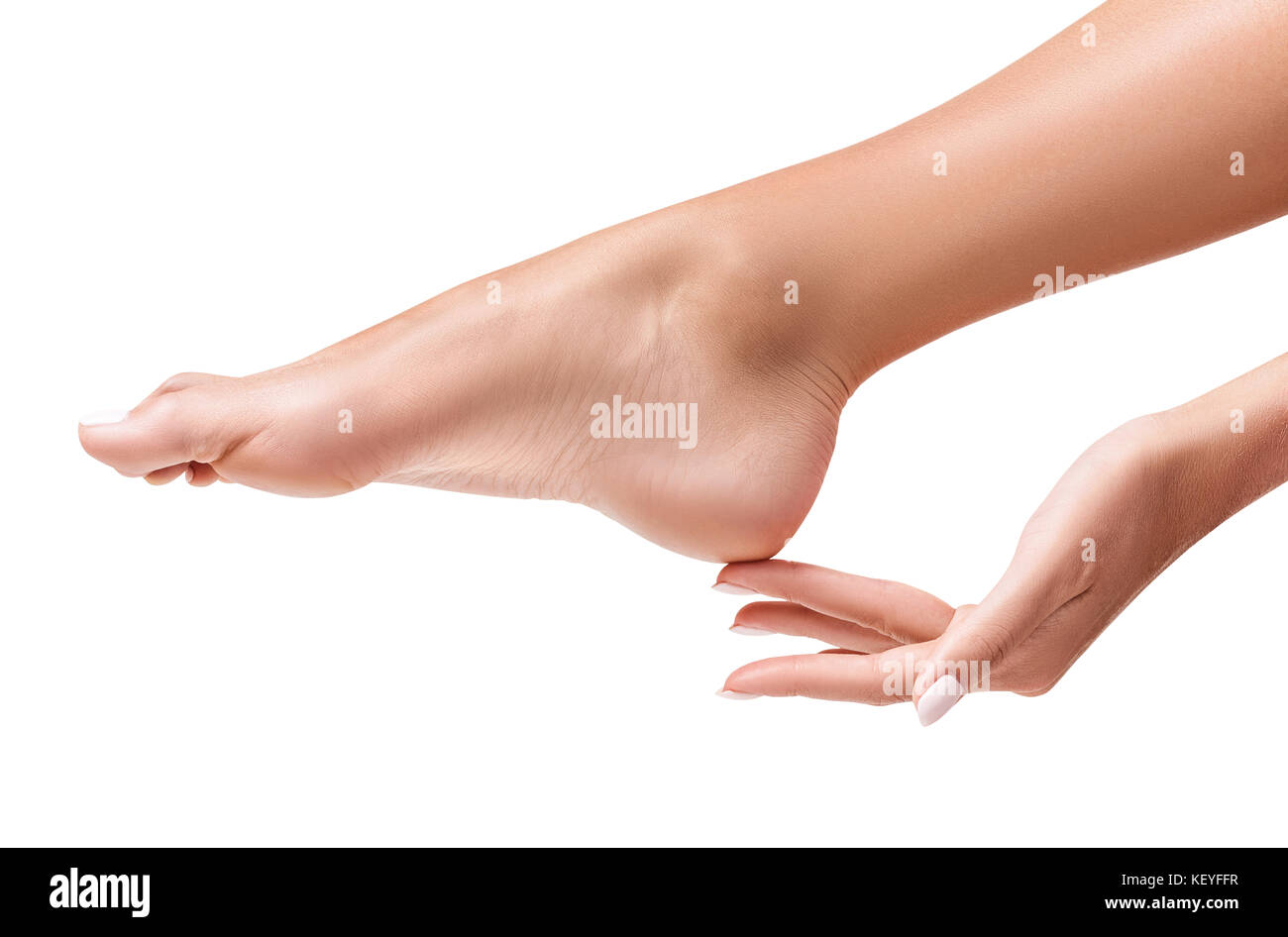 Perfekte weibliche Füße. Hand berührt eleganten Bein. Stockfoto