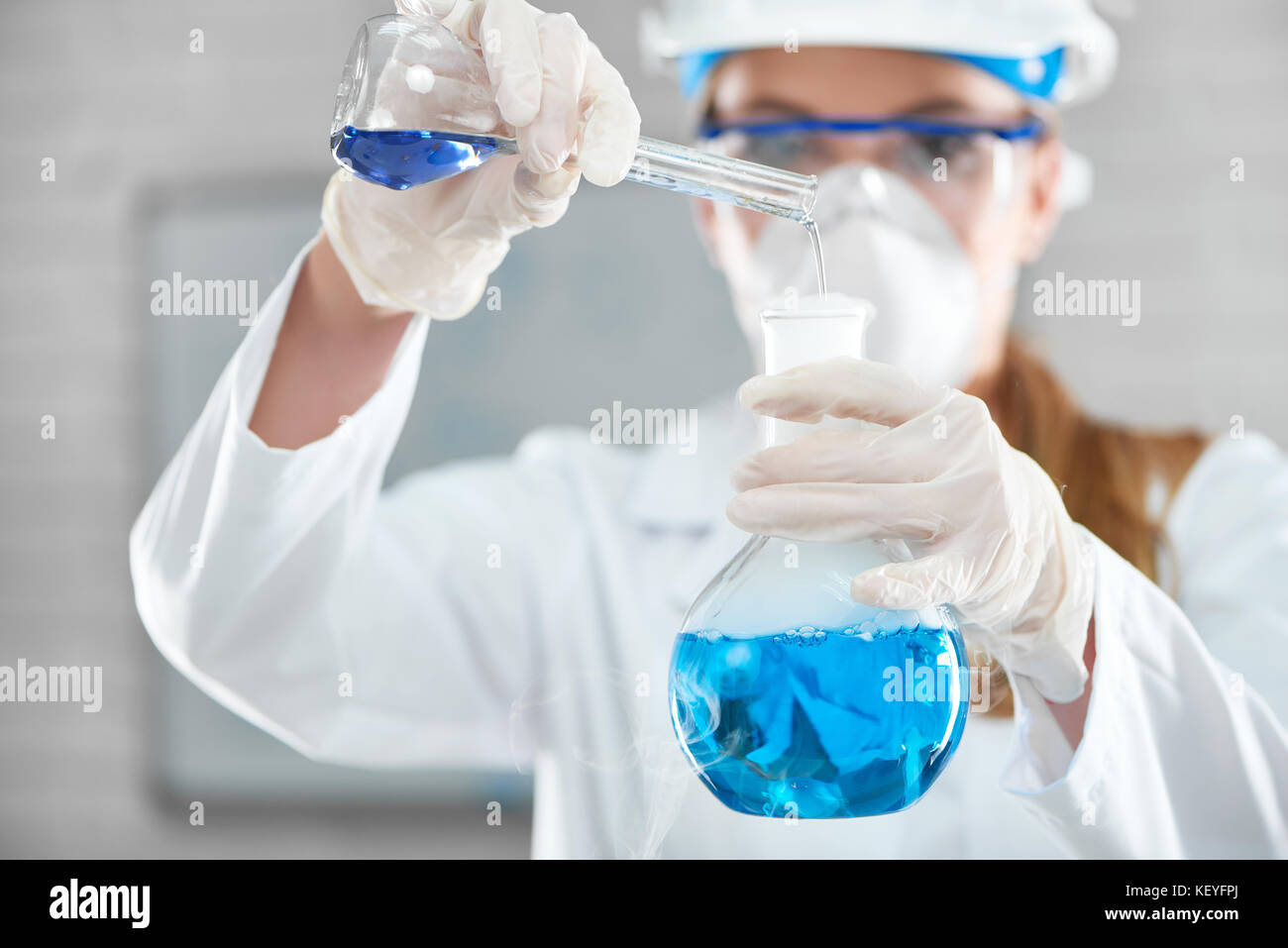 Weibliche Chemiker im Labor arbeiten Stockfoto