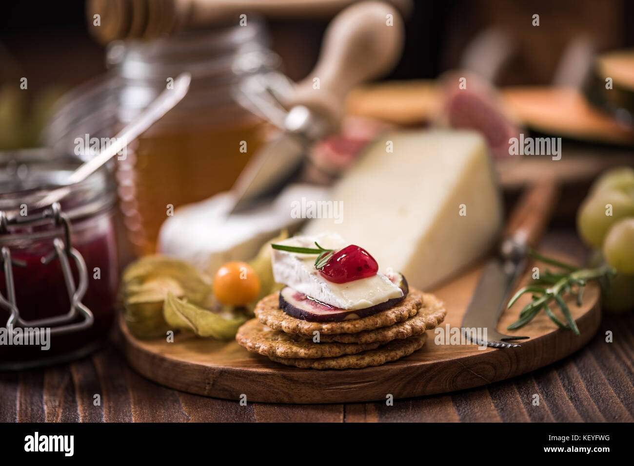 Käse, Cracker mit Camembert, Moosbeere, Feigen- und Kraut. festliche ...