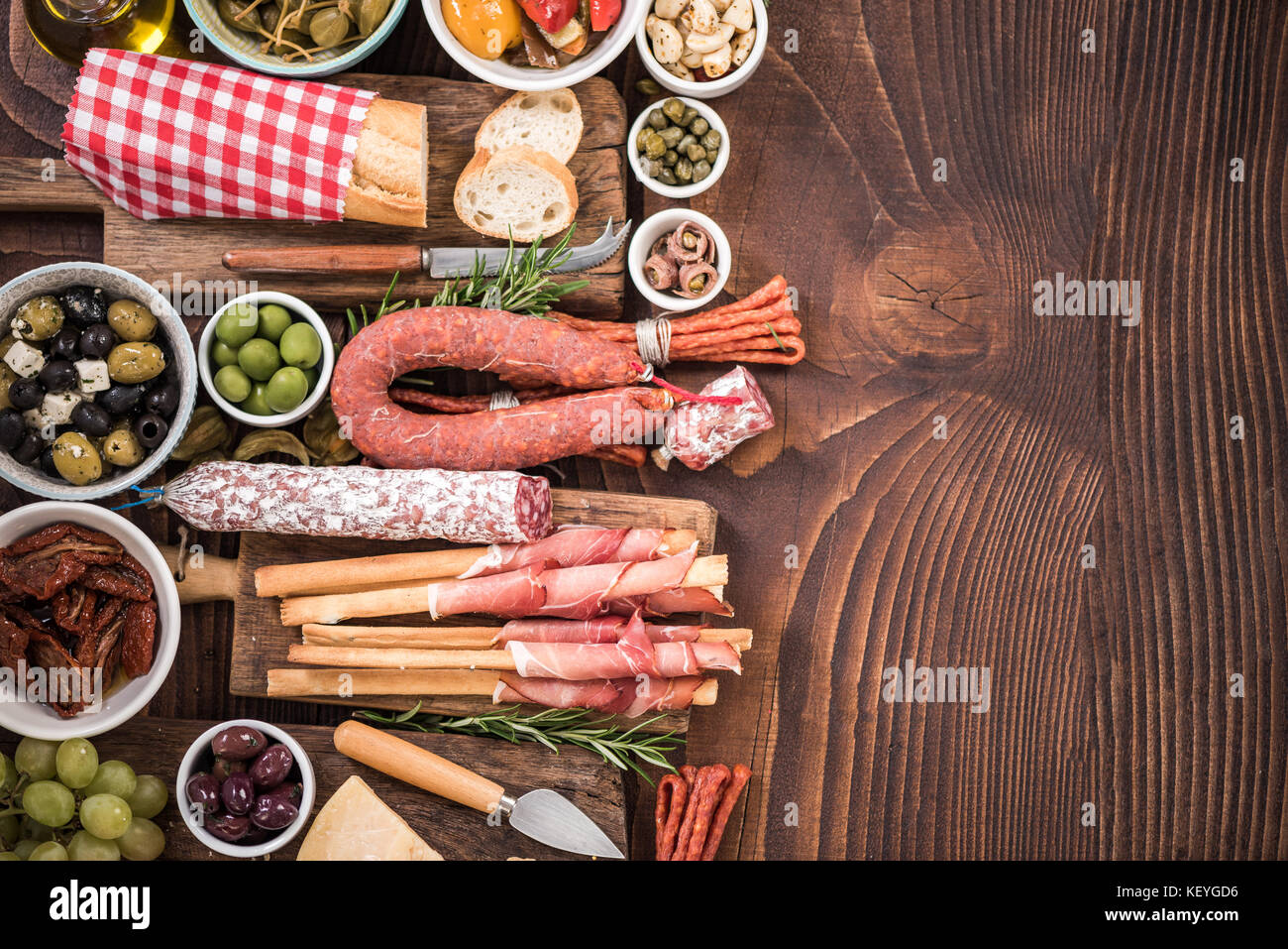 Spanische Tapas Bar essen Grenze Hintergrund auf Holz- rustikalen Tisch Stockfoto