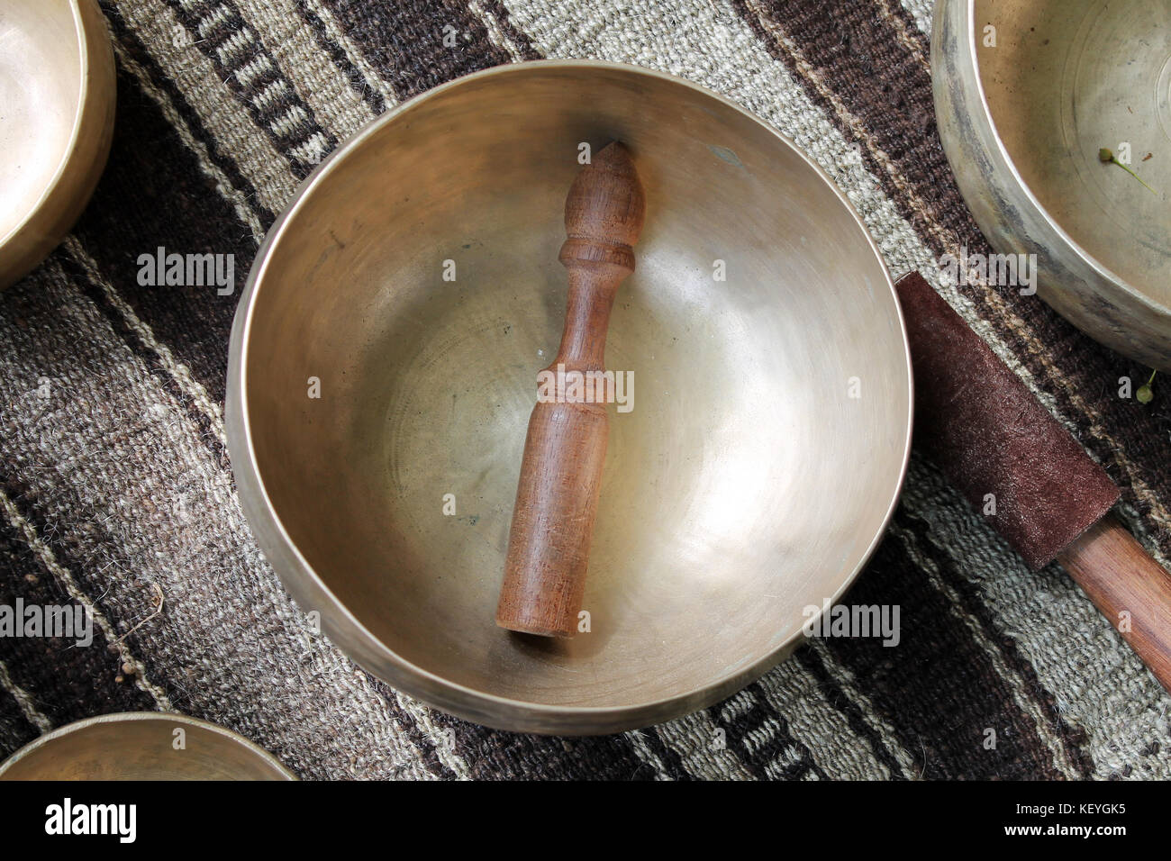 Klangschale zum Verkauf. beliebte Andenken in Nepal, Tibet und Indien. Stockfoto