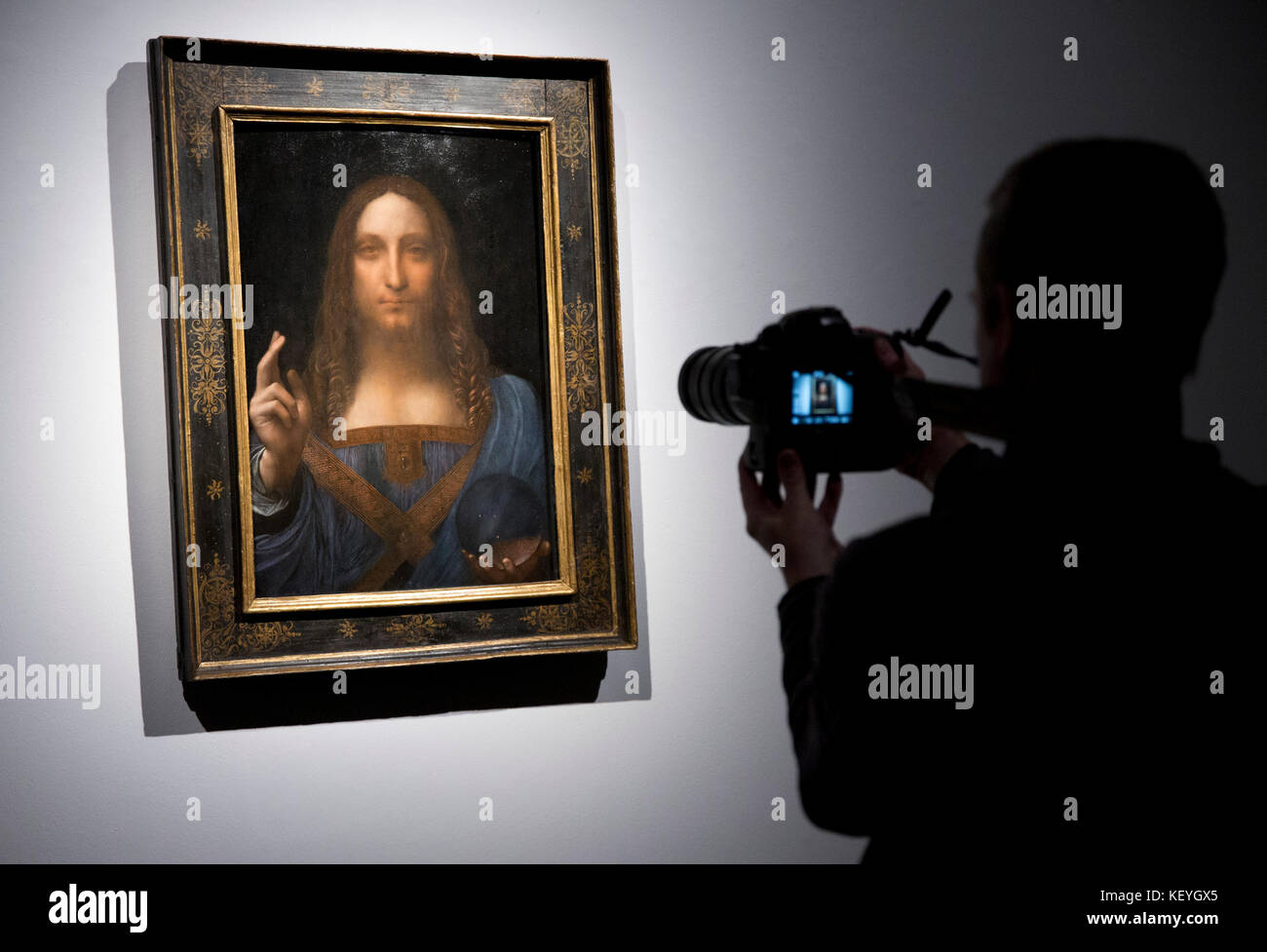 Leonardo da Vinci&Otilde;s Salvator Mundi bei Christie&Otilde;s in London, bevor das Werk in der Nachkriegs- und Zeitgenössischen Kunst-Evening-Auktion am 15. November in Christie&Otilde;s in New York verkauft wird, wo es auf etwa 100 Millionen US-Dollar geschätzt wird. Stockfoto