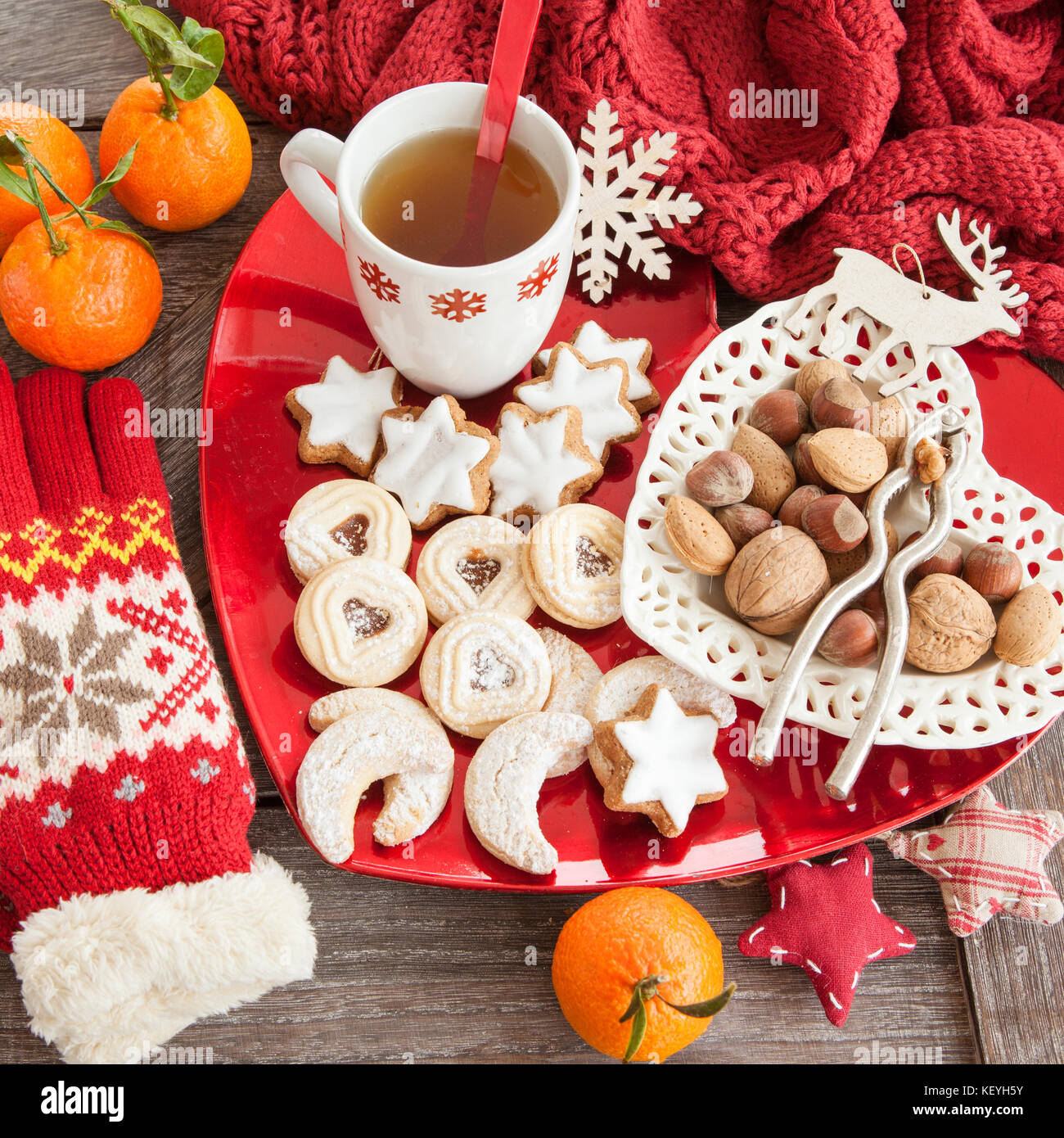 Vielzahl von Cookies und Muttern für Weihnachten Stockfoto