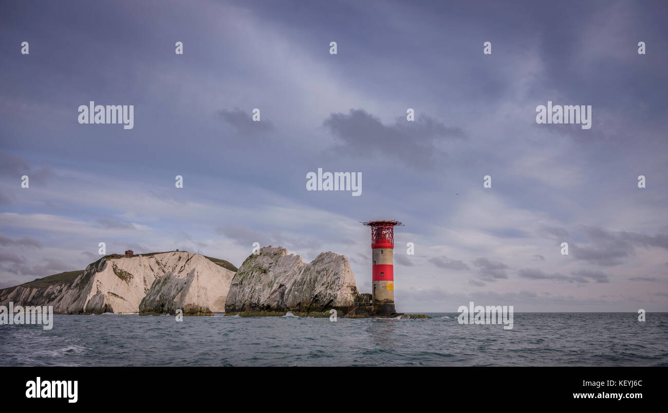Die Nadeln Leuchtturm auf der Isle of Wight, Großbritannien gesehen nähert man sich mit dem Boot. Stockfoto