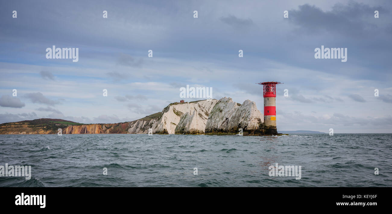 Die Nadeln Leuchtturm auf der Isle of Wight, Großbritannien gesehen nähert man sich mit dem Boot. Stockfoto