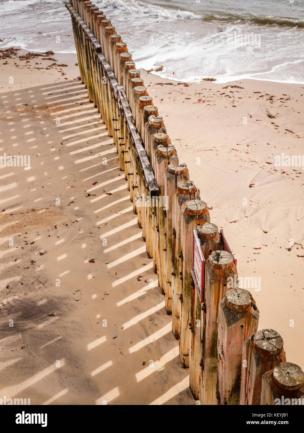 Eine Mole am westlichen Ende der Ventnor Strand, Isle of Wight. Stockfoto