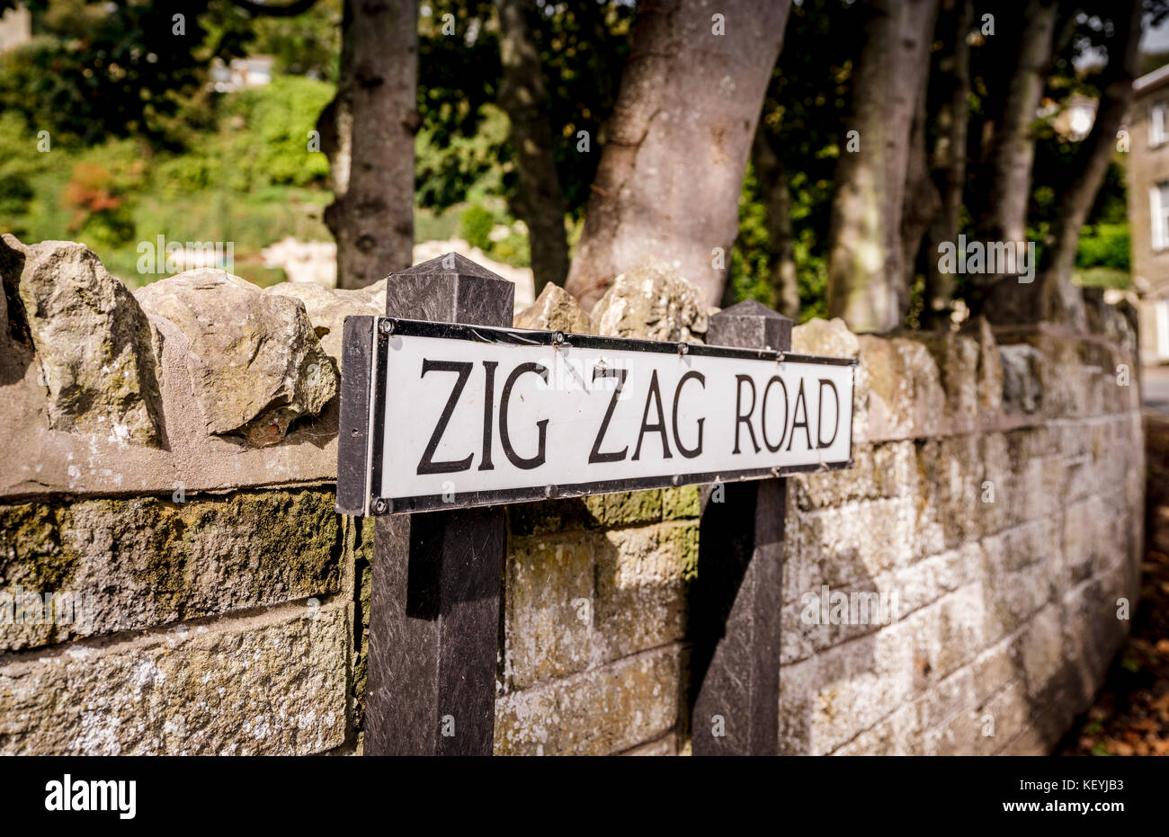 Ein Schild für Zick-zack-Straße in Ventnor auf der Insel Wight. Stockfoto