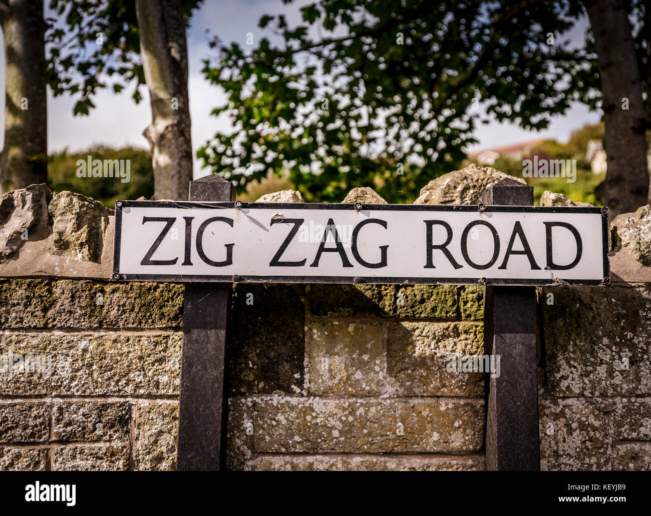 Ein Schild für Zick-zack-Straße in Ventnor auf der Insel Wight. Stockfoto