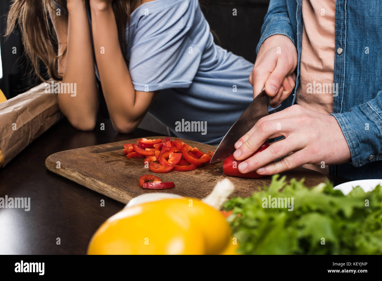 Mann schneiden Pfeffer Stockfoto