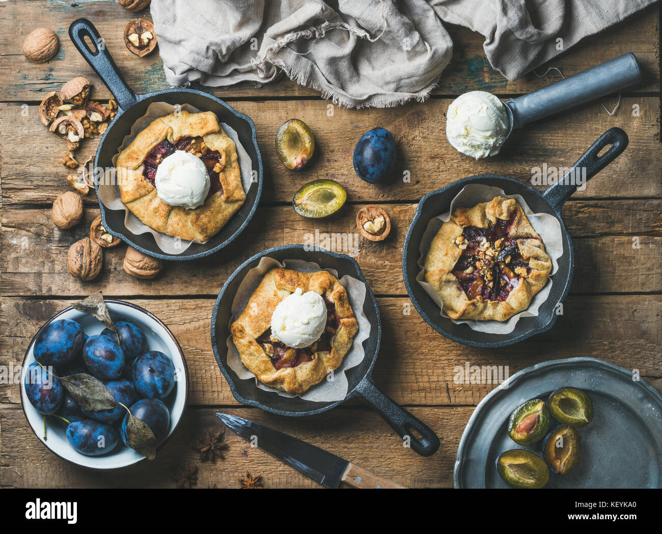 Pflaume und Nussbaum crostata Pie mit Eisportionierer Stockfoto