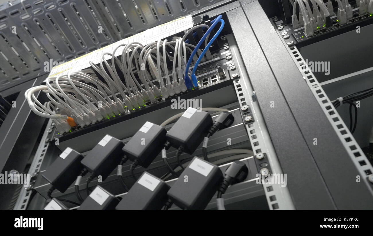 Speicherserver befinden sich im Serverraum des Rechenzentrums. Rückseite des im Serverraum installierten Servers. Viele Kabel sind an einen leistungsstarken Computer angeschlossen Stockfoto