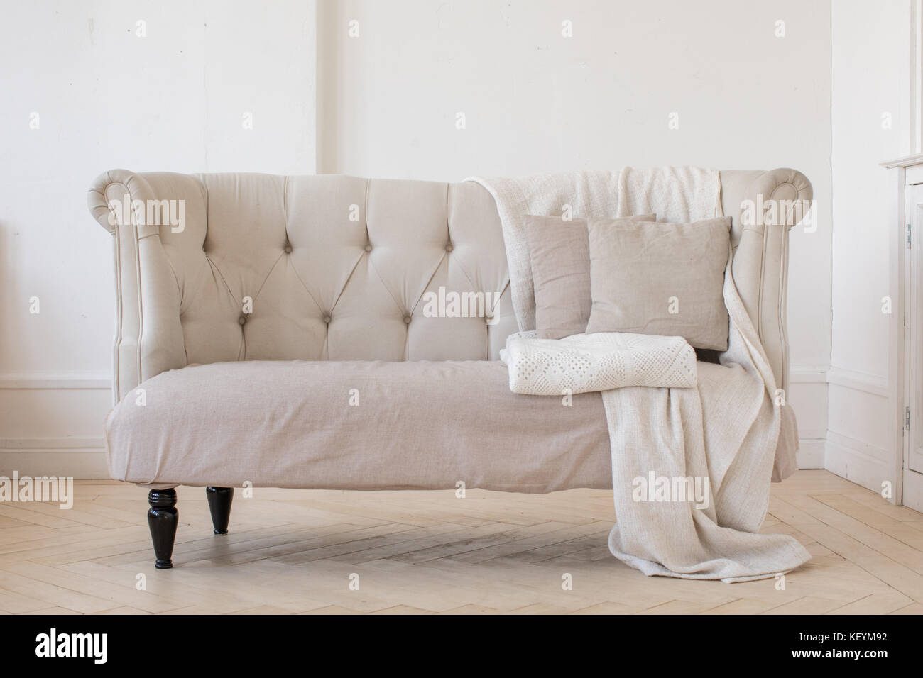 Kleines Sofa im Zimmer auf weißem Hintergrund Stockfoto