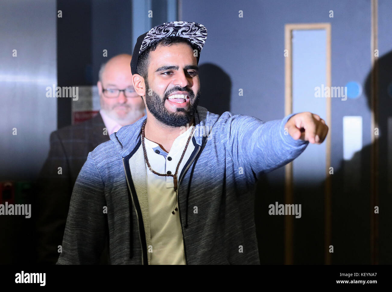 Ire Ibrahim Halawa, als er nach vier Jahren Haft aus einem ägyptischen Gefängnis am Flughafen Dublin zurückkam. Bilddatum: Dienstag, 24. Oktober 2017. Der 21-Jährige wurde Ende der vergangenen Woche freigelassen, etwa einen Monat nachdem er von allen Anschuldigungen im Zusammenhang mit einem Massenprotest der Muslimbruderschaft in Kairo im Jahr 2013 freigesprochen wurde. Siehe PA Geschichte IRISH Halawa. Das Foto sollte lauten: Brian Lawless/PA Wire Stockfoto