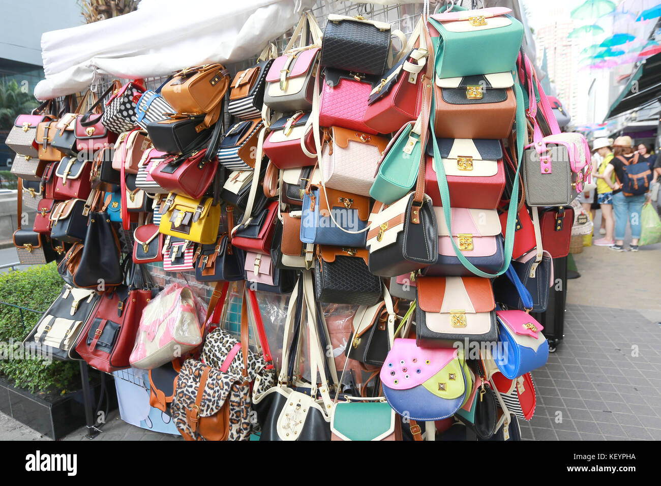 Handgefertigte Handtasche Frauen Shop und die Touristen sind Einkaufsmöglichkeiten in der Einkaufsstraße, Platinum Fashion Mall, Pratunam Markt, Bangkok, Thailand. Stockfoto