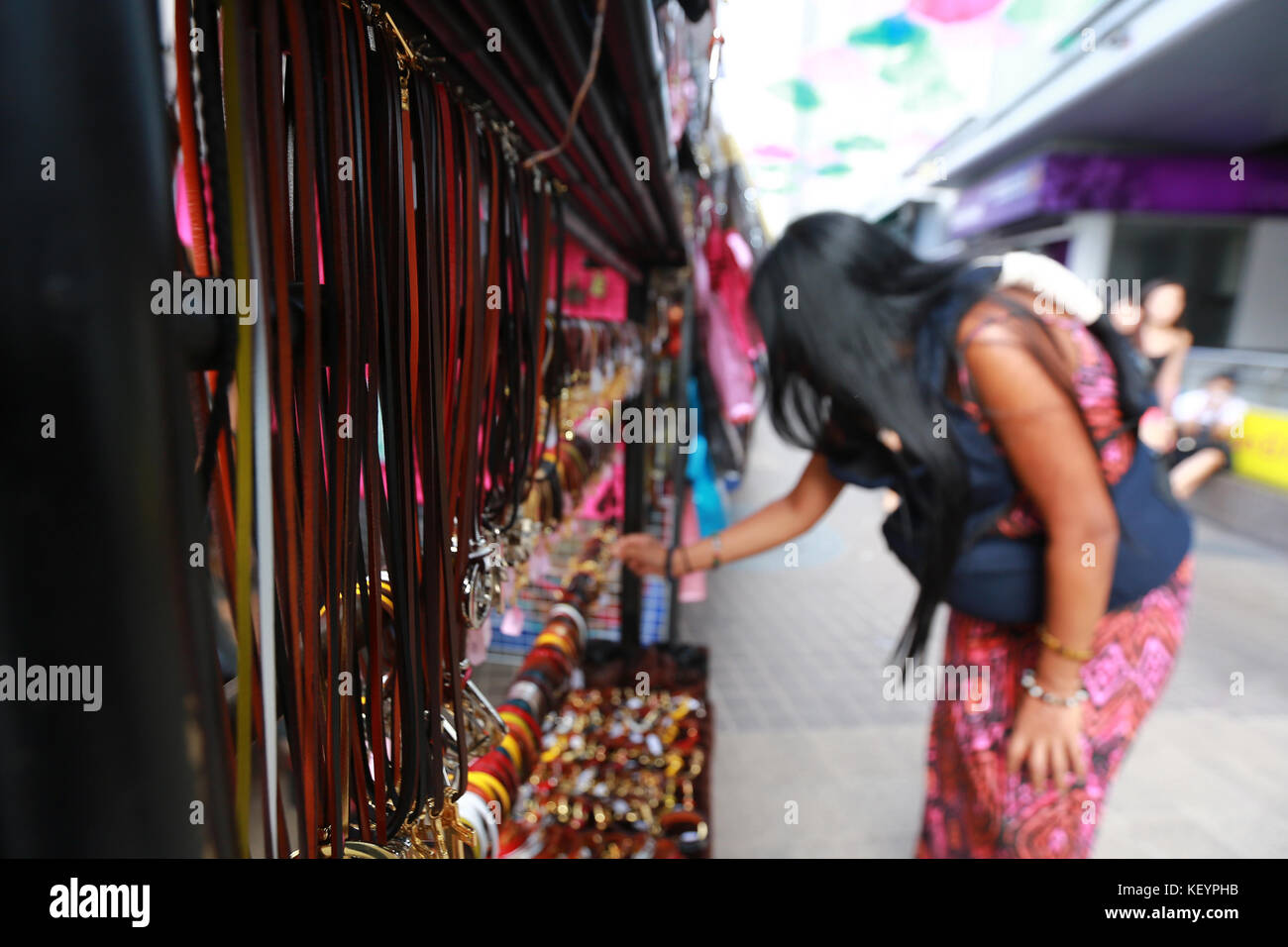 Unidentifizierter Reisender, der handgemachte Mode-Accessoires am Stand in der Einkaufsstraße, Platinum Fashion Mall, Pratunam Markt, Bangkok, Thaila einkauft Stockfoto