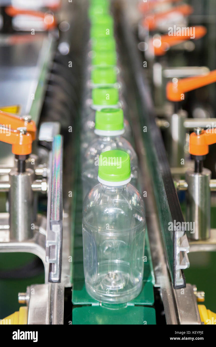 Kunststoff Flasche auf Factory Line Maschine in der Fabrik, selektiven Fokus. Stockfoto