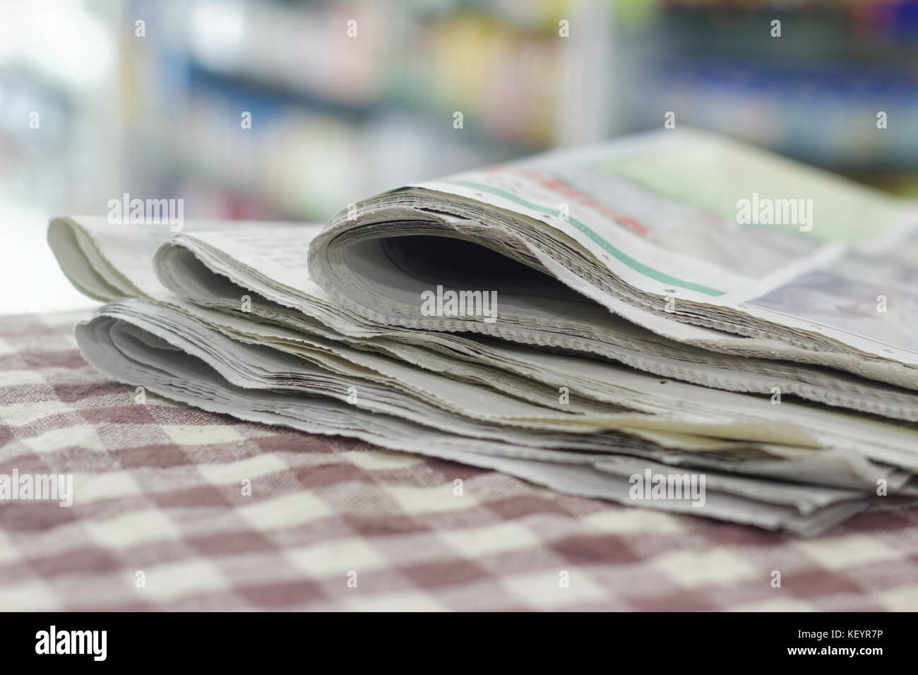 Verschwommenes Bild der Zeitung auf dem Tisch Stockfoto