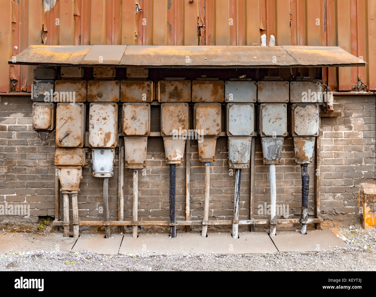 Verwitterte rusty industriellen Detail einschließlich der Alten korrodierte elektrische Schaltschränke Stockfoto