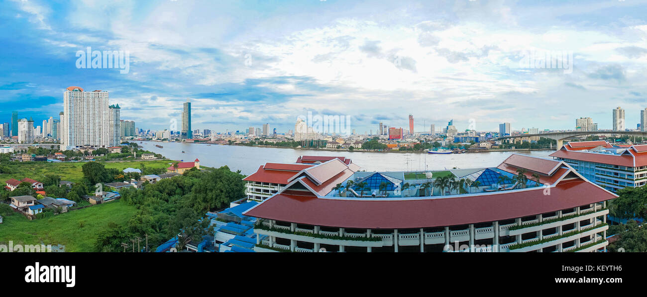 Landschaft des Flusses in die Stadt Bangkok mit blauem Himmel. Stockfoto