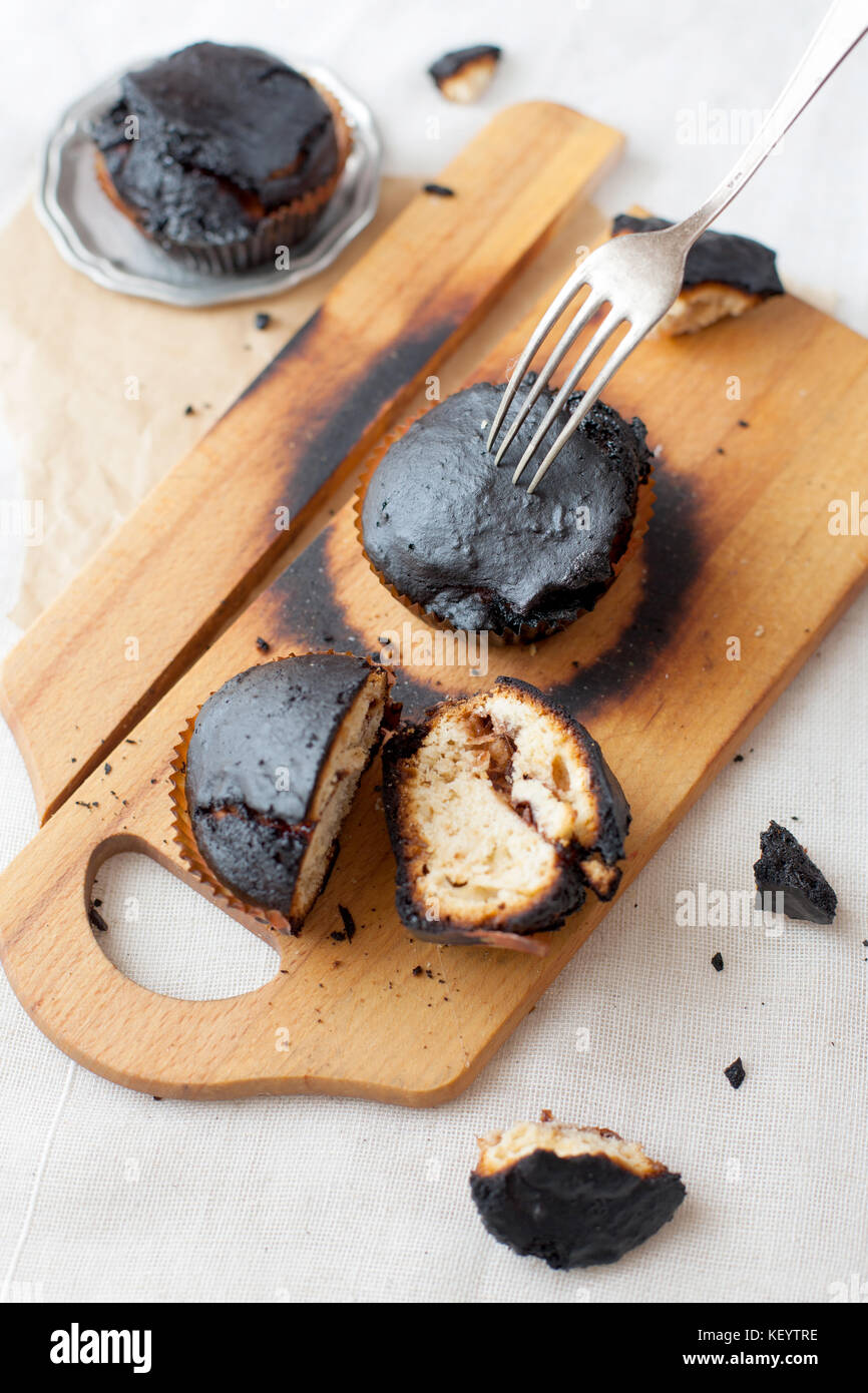 Verbrannt Muffins - kleine Kuchen, Backen, Katastrophe in der Küche brannte auf Holzkohle Stockfoto