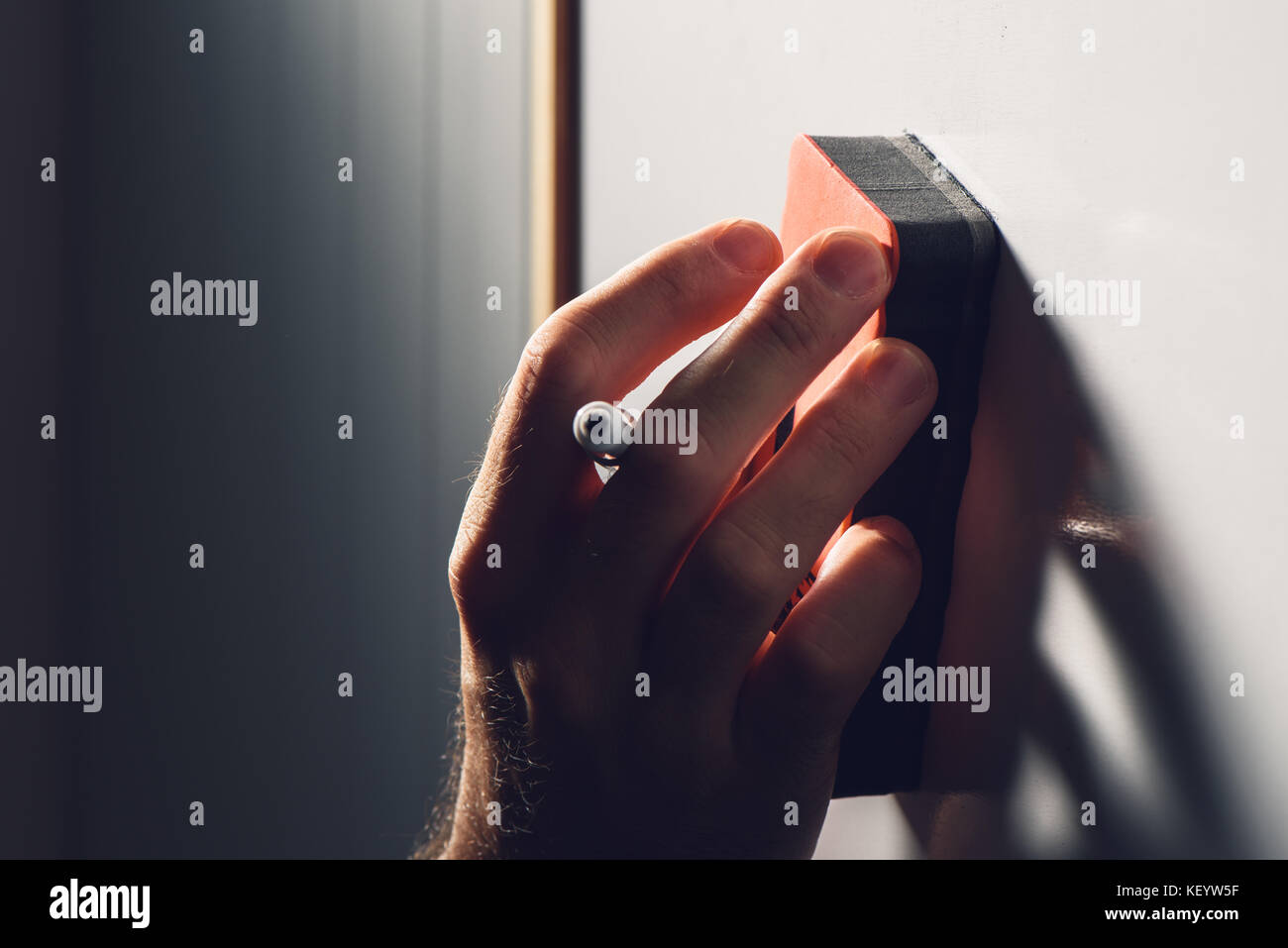 Seminar Trainer Reinigungstücher office Whiteboard am Anfang der Vorlesung oder Team-building-Sitzung Stockfoto