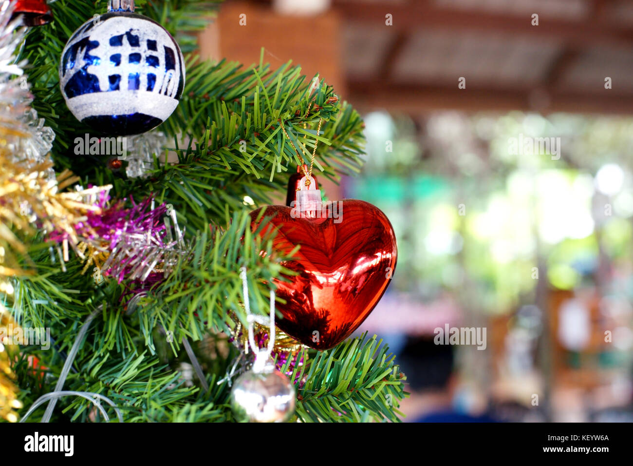 Rotes Herz und verschiedene Ornamente auf Weihnachten Weihnachtsbaum dekoriert Stockfoto