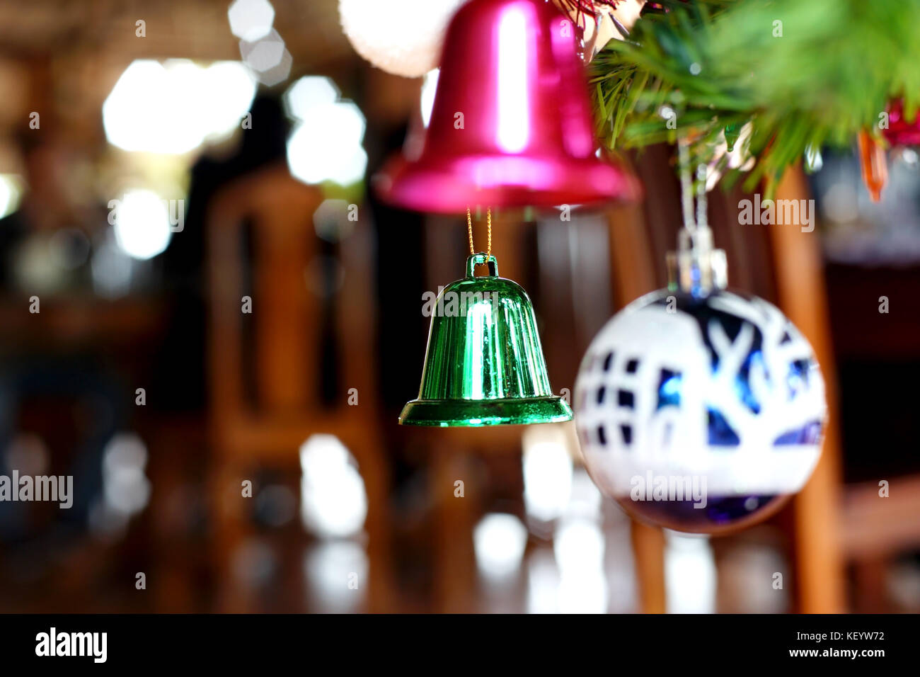 Grüne Glocke und verschiedene Ornamente auf Weihnachten Weihnachtsbaum dekoriert Stockfoto