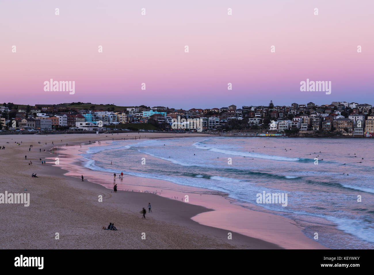 Bondi Beach, Sydney, Australien mit einem rosafarbenen Sonnenuntergang. Stockfoto