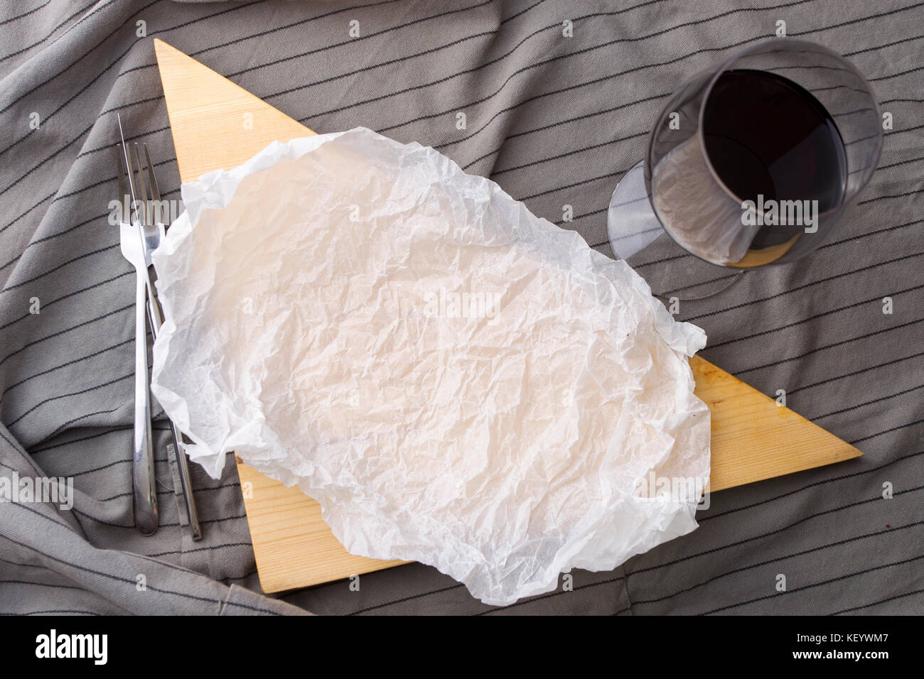 Leere Holztisch mit Tisch Besteck und ein Glas Wein Stockfoto
