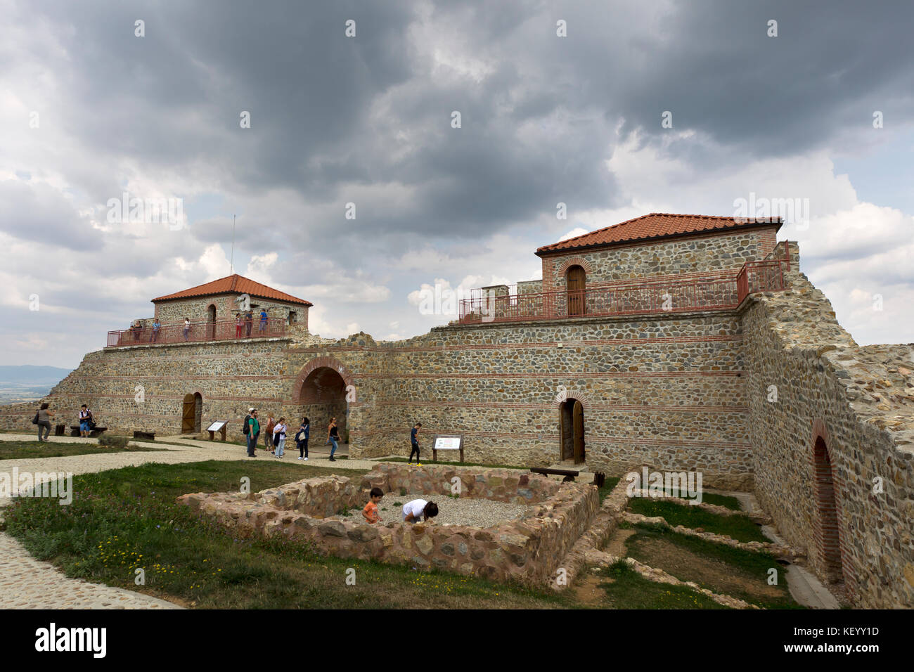 Belchin, Bulgarien - 3. September 2016: Touristen Spaziergänge rund um teilweise rekonstruierten römischen Festung cari mali grad, in der Nähe der Stadt belchin, 3. September, 2. Stockfoto