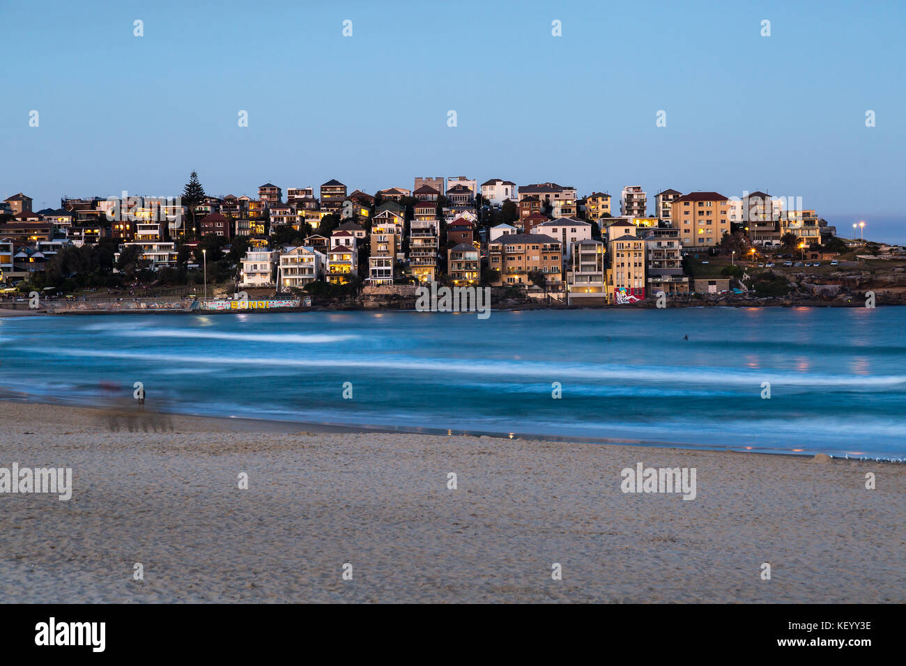 Bondi Beach am frühen Abend mit einer langen Verschlusszeit genommen Bewegung auf dem Ozean, Sydney, Australien zu zeigen. Stockfoto