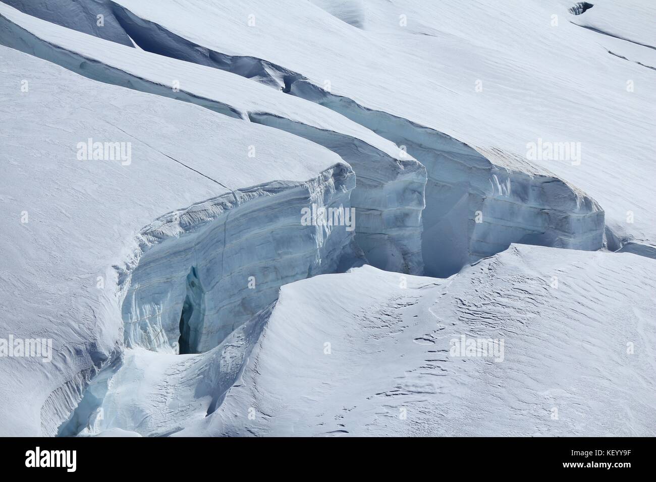 Große Gletscherspalte in der Aletschgletscher. Stockfoto