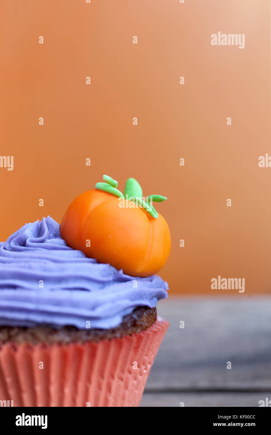 Halloween Kürbis Cupcake auf orange Hintergrund mit Platz für Text kopieren Stockfoto