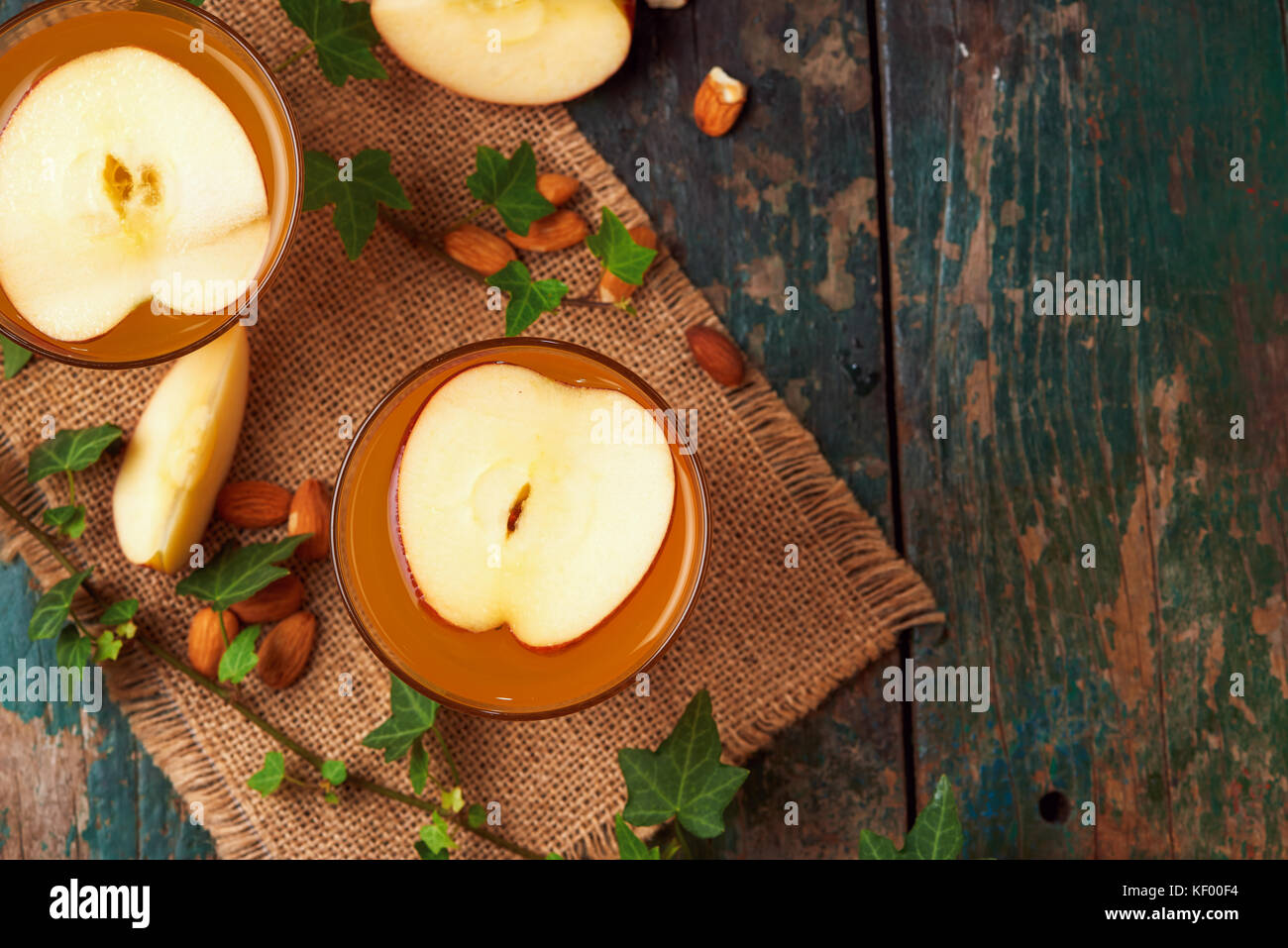 Heißes Getränk von Apple Tee mit Zimtstange. heißes Getränk und Äpfel für den Herbst oder Winter. Stockfoto