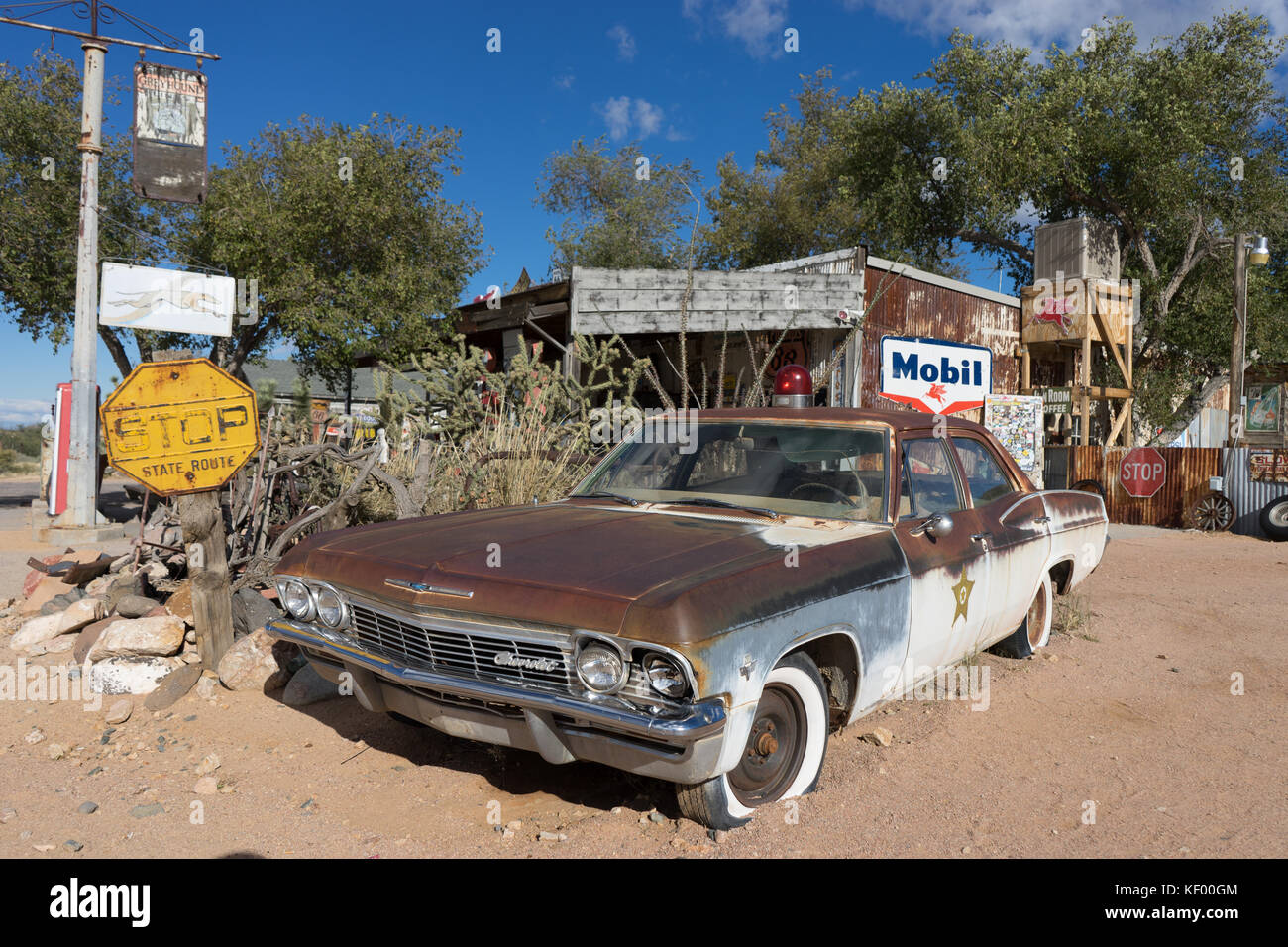 10. November 2015 Hackberry, Arizona, USA: Rostiges Oldtimer-Sheriff-Auto im Hackberry General Store auf der landschaftlich reizvollen Route 66 ausgestellt. Stockfoto