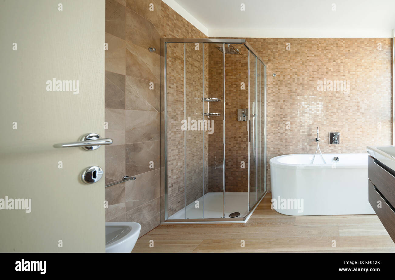 Modernes Bad mit einem herrlichen Marmor. Niemand im Inneren Stockfoto