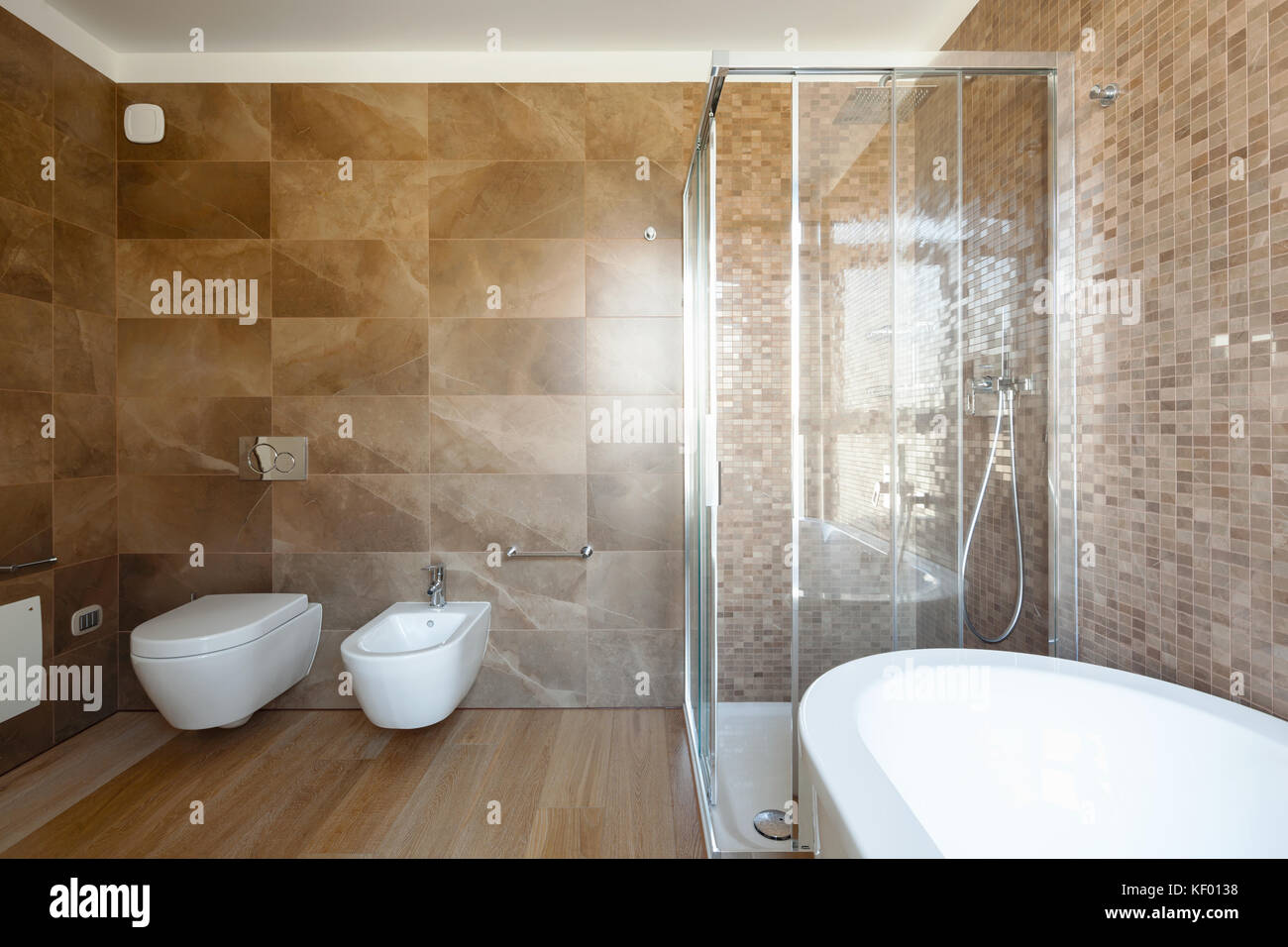 Modernes Bad mit einem herrlichen Marmor. Niemand im Inneren Stockfoto