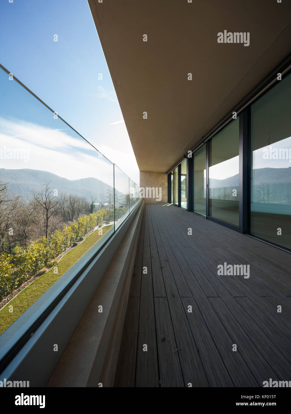 Schöner Balkon mit Windows. Niemand im Inneren Stockfoto