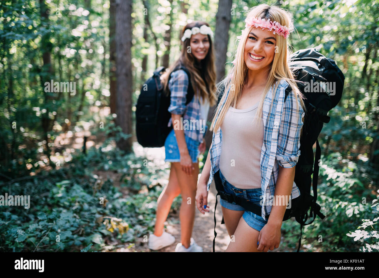 Schöne junge Frauen viel Zeit in der Natur Stockfoto