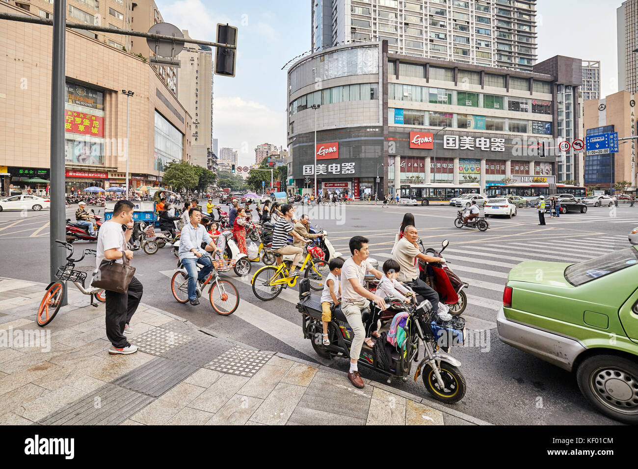 Chengdu, China - 29. September 2017: eine belebte Straße in der Innenstadt. Chengdu ist eine der bevölkerungsreichsten Städte im Westen Chinas. Stockfoto