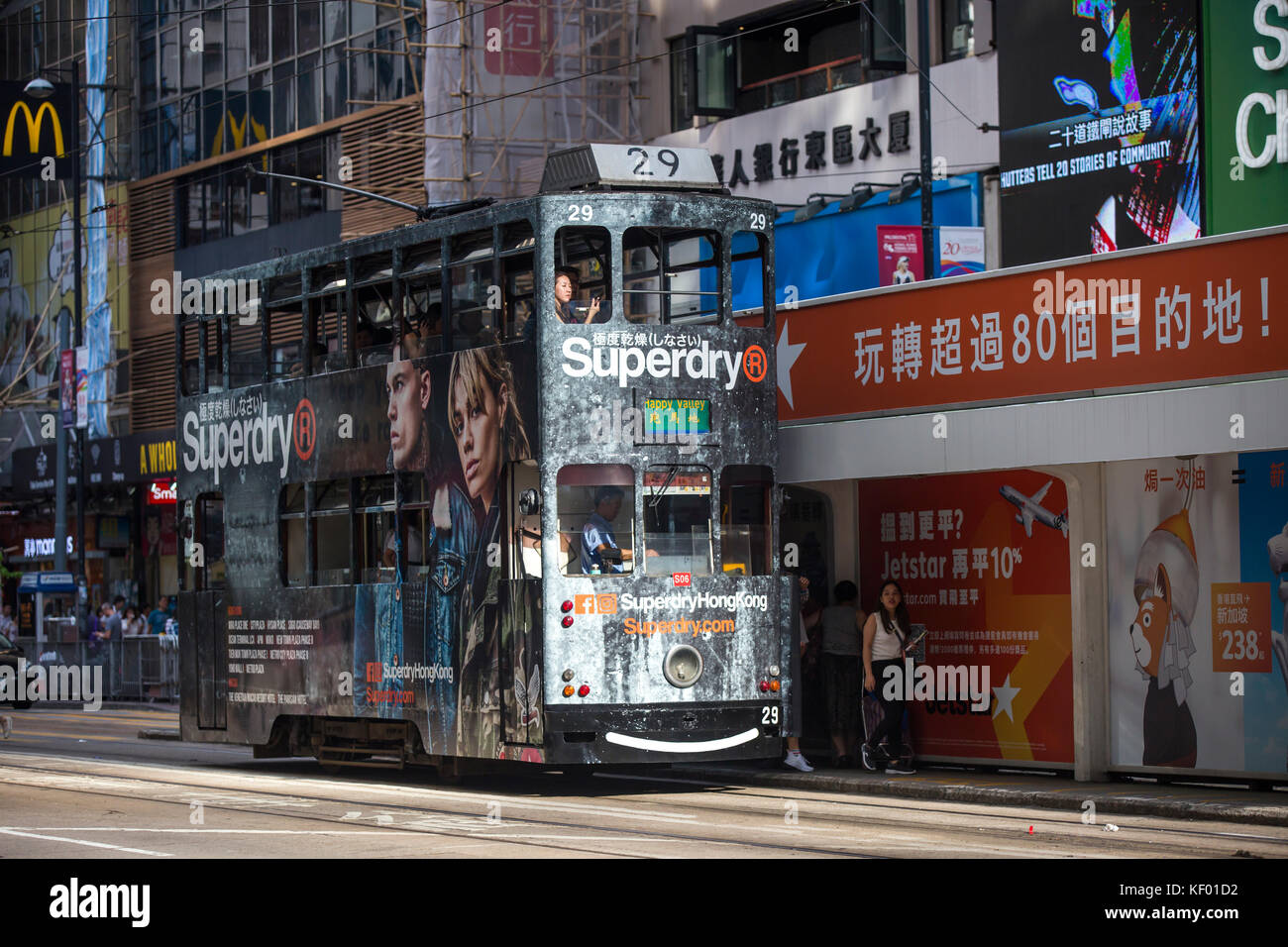 Hongkong - 13. OKTOBER 2017: Straßenbahn auf den Straßen von Hong Kong Island am 13. Oktober 2017. Stockfoto