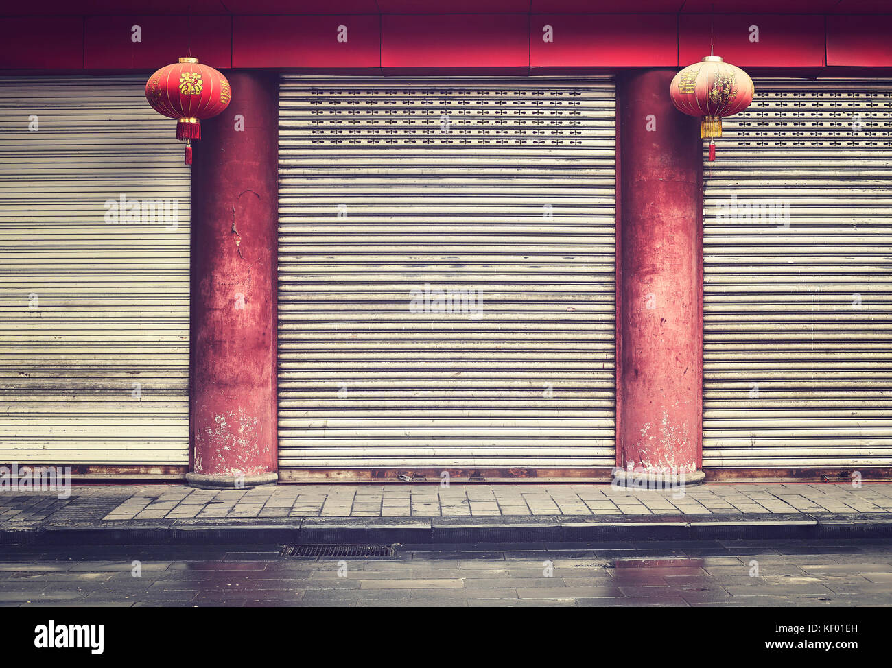 Closed Shop Fassade mit roten Säulen und Laternen, Farbe Tonen angewendet, China. Stockfoto