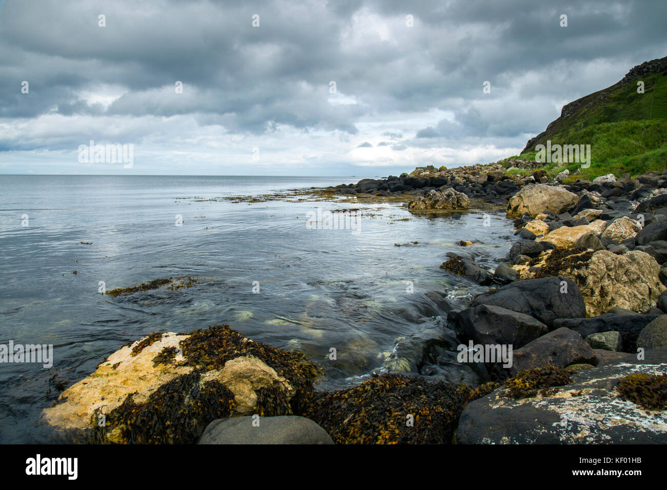 Nord Antrim Küste in Nordirland mit Wolken Stockfoto