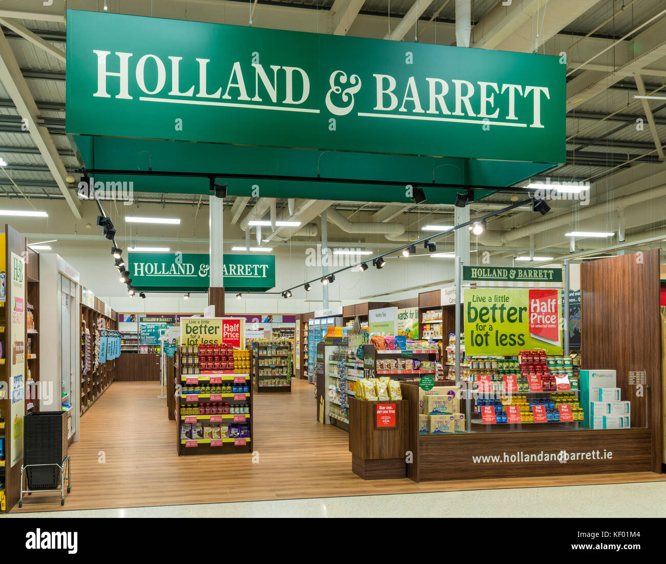 Holland und Barrett Health Food Store in einem Tesco Supermarkt Stockfoto