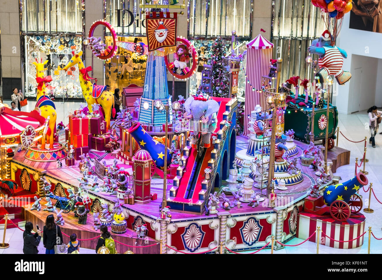 Zirkus themed Weihnachtsschmuck in einem luxuriösen Einkaufszentrum in der Sonderverwaltungsregion Hongkong Stockfoto