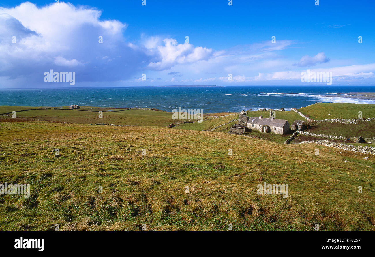 Irland. Westküste Landschaft mit Stein gebauten Bauernhaus. Stockfoto